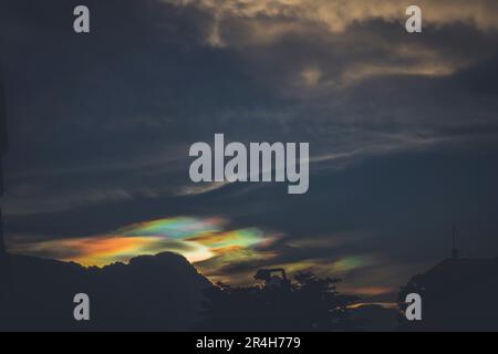 Ein seltener Blick auf eine schillernde Wolke. Feuert Regenbögen oder Regenbogenwolken. Schillernde Pileus Wolke Bunte optische Phänomen Himmel Stockfoto