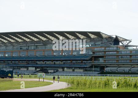 Ascot, Berkshire, Großbritannien. 28. Mai 2023. Nur noch 22 Tage bis zum Royal Ascot sind die Vorbereitungen auf der Ascot Rennbahn für Royal Ascot im nächsten Monat gut angelaufen. Der Gesamtpreis von Ascot für Royal Ascot in diesem Jahr beläuft sich auf 9.520.000 Pfund. Dies ist das erste Jahr im Royal Ascot seit dem Tod der verstorbenen Königin Elizabeth II Kredit: Maureen McLean/Alamy Live News Stockfoto