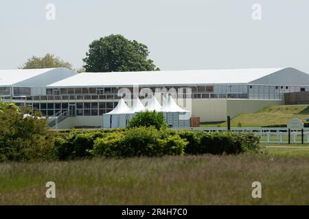 Ascot, Berkshire, Großbritannien. 28. Mai 2023. Ein Paradies für Wildtiere mit langem Gras und wilden Blumen auf der Heide in Ascot mit Blick auf die Ascot Grandstand. Nur noch 22 Tage bis zum Royal Ascot sind die Vorbereitungen auf der Ascot Rennbahn für Royal Ascot im nächsten Monat gut angelaufen. Der Gesamtpreis von Ascot für Royal Ascot in diesem Jahr beläuft sich auf 9.520.000 Pfund. Dies ist das erste Jahr im Royal Ascot seit dem Tod der verstorbenen Königin Elizabeth II Kredit: Maureen McLean/Alamy Live News Stockfoto