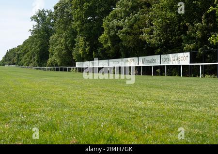 Ascot, Berkshire, Großbritannien. 28. Mai 2023. Die Rennbahn auf der Ascot Rennbahn. Nur noch 22 Tage bis zum Royal Ascot sind die Vorbereitungen auf der Ascot Rennbahn für Royal Ascot im nächsten Monat gut angelaufen. Der Gesamtpreis von Ascot für Royal Ascot in diesem Jahr beläuft sich auf 9.520.000 Pfund. Dies ist das erste Jahr im Royal Ascot seit dem Tod der verstorbenen Königin Elizabeth II Kredit: Maureen McLean/Alamy Live News Stockfoto