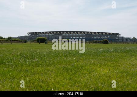 Ascot, Berkshire, Großbritannien. 28. Mai 2023. Nur noch 22 Tage bis zum Royal Ascot sind die Vorbereitungen auf der Ascot Rennbahn für Royal Ascot im nächsten Monat gut angelaufen. Der Gesamtpreis von Ascot für Royal Ascot in diesem Jahr beläuft sich auf 9.520.000 Pfund. Dies ist das erste Jahr im Royal Ascot seit dem Tod der verstorbenen Königin Elizabeth II Kredit: Maureen McLean/Alamy Live News Stockfoto