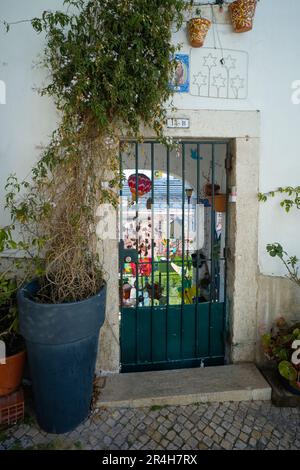 Ein Gartentor im alten Alfama-Viertel von Lissabon Stockfoto