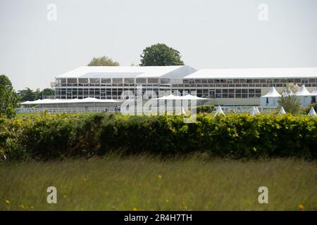 Ascot, Berkshire, Großbritannien. 28. Mai 2023. Ein Paradies für Wildtiere mit langem Gras und wilden Blumen auf der Heide in Ascot mit Blick auf die Ascot Grandstand. Nur noch 22 Tage bis zum Royal Ascot sind die Vorbereitungen auf der Ascot Rennbahn für Royal Ascot im nächsten Monat gut angelaufen. Der Gesamtpreis von Ascot für Royal Ascot in diesem Jahr beläuft sich auf 9.520.000 Pfund. Dies ist das erste Jahr im Royal Ascot seit dem Tod der verstorbenen Königin Elizabeth II Kredit: Maureen McLean/Alamy Live News Stockfoto
