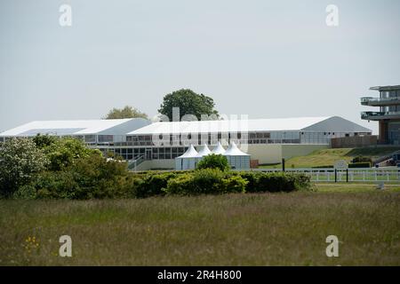 Ascot, Berkshire, Großbritannien. 28. Mai 2023. Ein Paradies für Wildtiere auf der Heide in Ascot mit Blick auf die Ascot Grandstand. Nur noch 22 Tage bis zum Royal Ascot sind die Vorbereitungen auf der Ascot Rennbahn für Royal Ascot im nächsten Monat gut angelaufen. Der Gesamtpreis von Ascot für Royal Ascot in diesem Jahr beläuft sich auf 9.520.000 Pfund. Dies ist das erste Jahr im Royal Ascot seit dem Tod der verstorbenen Königin Elizabeth II Kredit: Maureen McLean/Alamy Live News Stockfoto