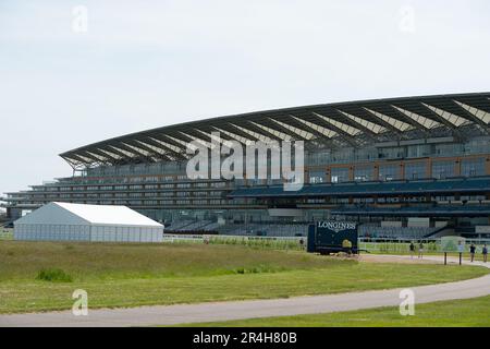 Ascot, Berkshire, Großbritannien. 28. Mai 2023. Nur noch 22 Tage bis zum Royal Ascot sind die Vorbereitungen auf der Ascot Rennbahn für Royal Ascot im nächsten Monat gut angelaufen. Der Gesamtpreis von Ascot für Royal Ascot in diesem Jahr beläuft sich auf 9.520.000 Pfund. Dies ist das erste Jahr im Royal Ascot seit dem Tod der verstorbenen Königin Elizabeth II Kredit: Maureen McLean/Alamy Live News Stockfoto