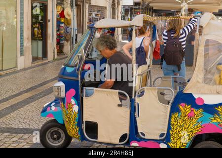 Ein schlafender Tuk-Tuk-Fahrer im Zentrum von Lissabon Stockfoto