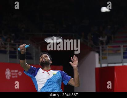 Kuala Lumpur, Malaysia. 28. Mai 2023. Indiens Prannoy H.S. gibt den Shuttle-Cock während des Finalspiels der Männer gegen Chinas Weng Hongyang auf der Malaysia Masters 2023 in Kuala Lumpur, Malaysia, am 28. Mai 2023 zurück. Kredit: Wong Fok Loy/Xinhua/Alamy Live News Stockfoto