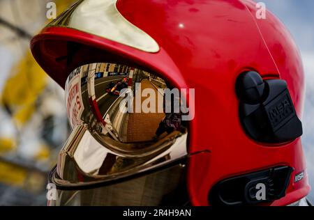 MONACO - Max Verstappen (Red Bull Racing) ist während des Grand Prix von Monaco im Spiegel eines marshall's Helms zu sehen. ANP REMKO DE WAAL niederlande raus - belgien raus Stockfoto