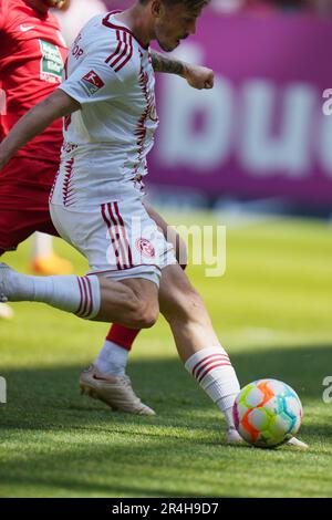 Kaiserslautern, Deutschland. 28. Mai 2023. Fußball: 2. Bundesliga, 1. FC Kaiserslautern - Fortuna Düsseldorf, Matchday 34, Fritz-Walter-Stadion. Dawid Kownacki trifft 1:0. Kredit: Thomas Frey/dpa - WICHTIGER HINWEIS: Gemäß den Anforderungen der DFL Deutsche Fußball Liga und des DFB Deutscher Fußball-Bund ist es verboten, im Stadion aufgenommene Fotos und/oder das Spiel in Form von Sequenzbildern und/oder videoähnlichen Fotoserien zu verwenden oder verwenden zu lassen./dpa/Alamy Live News Stockfoto