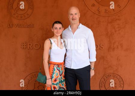 Paris, Frankreich. 28. Mai 2023. Thierry Omeyer und seine Tochter Manon im Dorf während der French Open Roland Garros 2023 am 28. Mai 2023 in Paris, Frankreich. Foto: Laurent Zabulon/ABACAPRESS.COM Kredit: Abaca Press/Alamy Live News Stockfoto