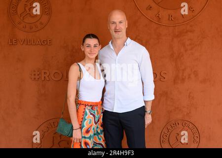 Paris, Frankreich. 28. Mai 2023. Thierry Omeyer und seine Tochter Manon im Dorf während der French Open Roland Garros 2023 am 28. Mai 2023 in Paris, Frankreich. Foto: Laurent Zabulon/ABACAPRESS.COM Kredit: Abaca Press/Alamy Live News Stockfoto