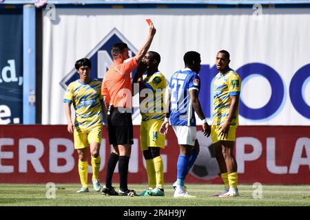 Rostock, Deutschland. 28. Mai 2023. Fußball: 2. Bundesliga, Hansa Rostock - Eintracht Braunschweig, Matchday 34, Ostseestadion. Schiedsrichter Daniel Schlager zeigt Braunschweigs Anton Leander Donkor (r) die gelb-rote Karte nach einem Foul. Kredit: Gregor Fischer/dpa - WICHTIGER HINWEIS: Gemäß den Anforderungen der DFL Deutsche Fußball Liga und des DFB Deutscher Fußball-Bund ist es verboten, im Stadion aufgenommene Fotos und/oder das Spiel in Form von Sequenzbildern und/oder videoähnlichen Fotoserien zu verwenden oder verwenden zu lassen./dpa/Alamy Live News Stockfoto