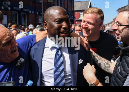 Der ehemalige Spieler Kevin Campbell wird von Everton-Fans bedrängt, die vor dem Premier League-Spiel Everton gegen Bournemouth im Goodison Park, Liverpool, Großbritannien, am 28. Mai 2023 ankommen (Foto: Craig Thomas/News Images) Stockfoto