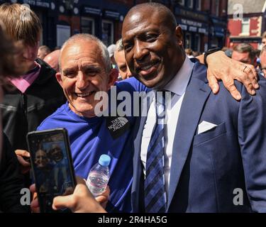 Der ehemalige Spieler Kevin Campbell wird von Everton-Fans bedrängt, die vor dem Premier League-Spiel Everton gegen Bournemouth im Goodison Park, Liverpool, Großbritannien, am 28. Mai 2023 ankommen (Foto: Craig Thomas/News Images) Stockfoto