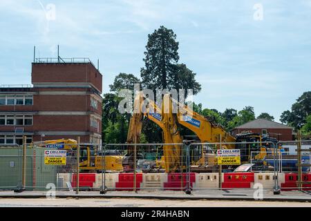 Ascot, Berkshire, Großbritannien. 28. Mai 2023. Das ehemalige Heatherwood Hospital in Ascot. Das Krankenhaus wird abgerissen und durch Wohnungen der Bauunternehmer Taylor Wimpey ersetzt. Das sehr geschätzte und historische Krankenhaus, in dem viele Einheimische geboren wurden, wurde früher vom United Services Fund für die Kinder von ehemaligen Soldaten aus dem Ersten Weltkrieg genutzt. Auf dem Gelände werden 230 Häuser gebaut, darunter Wohnungen und Häuser. Ein neues Krankenhaus wurde in Ascot gebaut, um es zu ersetzen. Kredit: Maureen McLean/Alamy Live News Stockfoto