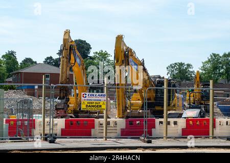 Ascot, Berkshire, Großbritannien. 28. Mai 2023. Das ehemalige Heatherwood Hospital in Ascot. Das Krankenhaus wird abgerissen und durch Wohnungen der Bauunternehmer Taylor Wimpey ersetzt. Das sehr geschätzte und historische Krankenhaus, in dem viele Einheimische geboren wurden, wurde früher vom United Services Fund für die Kinder von ehemaligen Soldaten aus dem Ersten Weltkrieg genutzt. Auf dem Gelände werden 230 Häuser gebaut, darunter Wohnungen und Häuser. Ein neues Krankenhaus wurde in Ascot gebaut, um es zu ersetzen. Kredit: Maureen McLean/Alamy Live News Stockfoto