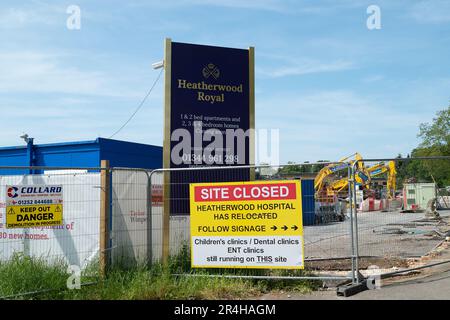 Ascot, Berkshire, Großbritannien. 28. Mai 2023. Das ehemalige Heatherwood Hospital in Ascot. Das Krankenhaus wird abgerissen und durch Wohnungen der Bauunternehmer Taylor Wimpey ersetzt. Das sehr geschätzte und historische Krankenhaus, in dem viele Einheimische geboren wurden, wurde früher vom United Services Fund für die Kinder von ehemaligen Soldaten aus dem Ersten Weltkrieg genutzt. Auf dem Gelände werden 230 Häuser gebaut, darunter Wohnungen und Häuser. Ein neues Krankenhaus wurde in Ascot gebaut, um es zu ersetzen. Kredit: Maureen McLean/Alamy Live News Stockfoto