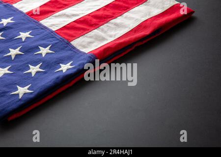 Amerikanische Flagge auf schwarzem Hintergrund gefaltet, US America National Holiday, Memorial und Independence Day Stockfoto