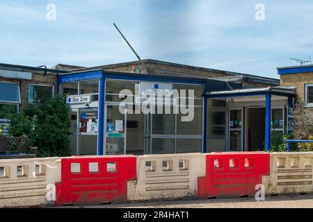 Ascot, Berkshire, Großbritannien. 28. Mai 2023. Das ehemalige Heatherwood Hospital in Ascot. Das Krankenhaus wird abgerissen und durch Wohnungen der Bauunternehmer Taylor Wimpey ersetzt. Das sehr geschätzte und historische Krankenhaus, in dem viele Einheimische geboren wurden, wurde früher vom United Services Fund für die Kinder von ehemaligen Soldaten aus dem Ersten Weltkrieg genutzt. Auf dem Gelände werden 230 Häuser gebaut, darunter Wohnungen und Häuser. Ein neues Krankenhaus wurde in Ascot gebaut, um es zu ersetzen. Kredit: Maureen McLean/Alamy Live News Stockfoto