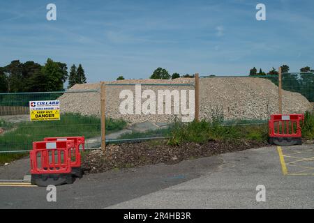 Ascot, Berkshire, Großbritannien. 28. Mai 2023. Das ehemalige Heatherwood Hospital in Ascot. Das Krankenhaus wird abgerissen und durch Wohnungen der Bauunternehmer Taylor Wimpey ersetzt. Das sehr geschätzte und historische Krankenhaus, in dem viele Einheimische geboren wurden, wurde früher vom United Services Fund für die Kinder von ehemaligen Soldaten aus dem Ersten Weltkrieg genutzt. Auf dem Gelände werden 230 Häuser gebaut, darunter Wohnungen und Häuser. Ein neues Krankenhaus wurde in Ascot gebaut, um es zu ersetzen. Kredit: Maureen McLean/Alamy Live News Stockfoto