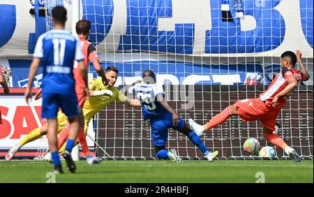 Magdeburg, Deutschland. 28. Mai 2023. Fußball, 2. Bundesliga, 1. FC Magdeburg - Arminia Bielefeld, Matchday 34, MDCC-Arena. Magdeburgs Amara Conde (2. von rechts) überwindet Bielefeld Torwart Martin Fraisl (3. von links) und erzielt 1:0. Kredit: Hendrik Schmidt/dpa - WICHTIGER HINWEIS: Gemäß den Anforderungen der DFL Deutsche Fußball Liga und des DFB Deutscher Fußball-Bund ist es verboten, im Stadion aufgenommene Fotos und/oder das Spiel in Form von Sequenzbildern und/oder videoähnlichen Fotoserien zu verwenden oder verwenden zu lassen./dpa/Alamy Live News Stockfoto