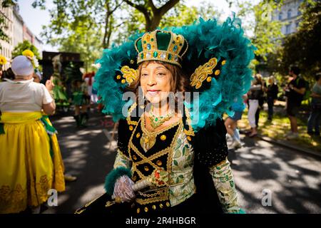 Berlin, Deutschland. 28. Mai 2023. Angela tritt in der Parade des Karnevals der Kulturen in Berlin-Kreuzberg auf. Nach drei Absagen aufgrund der Pandemie findet das Straßenfestival wieder statt und erreicht seinen Höhepunkt mit der Parade. Kredit: Christoph Soeder/dpa/Alamy Live News Stockfoto