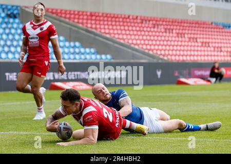 Salford Reds' Deon Cross versucht es beim Spiel der Betfred Super League im AJ Bell Stadium in Salford. Foto: Sonntag, 28. Mai 2023. Stockfoto