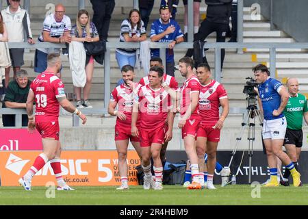 Eccles, Großbritannien. 28. Mai 2023. Salford Red Devils feiert mit dem Promoter Deon Cross #28 von Salford Red Devils während des Spiels der Betfred Super League Round 13 Salford Red Devils vs Hull FC im AJ Bell Stadium, Eccles, Großbritannien, 28. Mai 2023 (Foto von Steve Flynn/News Images) in Eccles, Großbritannien, am 5./28. Mai 2023. (Foto: Steve Flynn/News Images/Sipa USA) Guthaben: SIPA USA/Alamy Live News Stockfoto