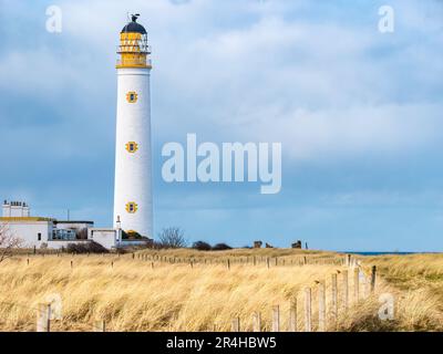 Barns Ness deaktivierte den Leuchtturm von Stevenson an der Küste in grasbedeckten Dünen, East Lothian, Schottland, Großbritannien Stockfoto