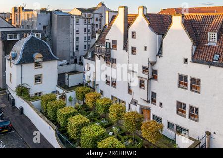 Lamb's House, ein historisches, zum 16. Jahrhundert gehörendes, unter Denkmalschutz stehendes ehemaliges Handelshaus mit Herbstbäumen, Leith, Edinburgh, Schottland, Vereinigtes Königreich, UK Stockfoto