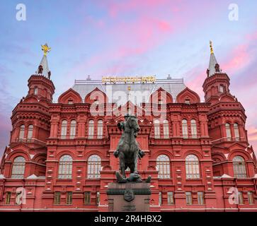 Grand State Historical Museum und Marschall Zhukov Reiterstandbild, Maneschnaja-Platz, Moskau, Russische Föderation Stockfoto