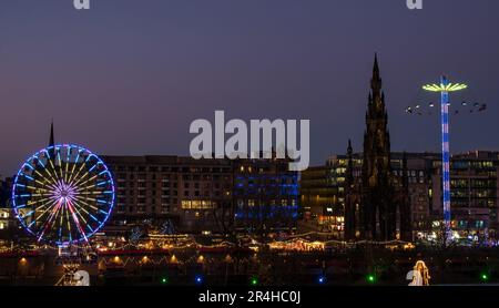 Nachtansicht von Princes Street Gardens bis Forth 1 Big Wheel, Scott Monument & Star Flyer Fairground Ride, zu Weihnachten in Edinburgh, Schottland, Großbritannien Stockfoto