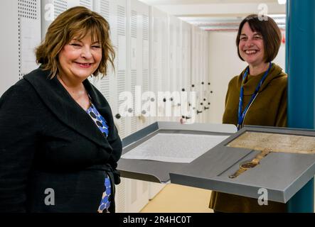 Fiona Hyslop, schottische Ministerin im John Gray Centre Archiv und 700 Jahre alter Robert the Bruce Charter, Haddington, East Lothian, Schottland, Großbritannien Stockfoto