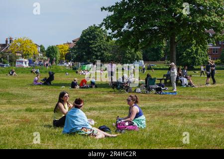 London UK. Am 28. Mai 2023 steigen die Menschen aus und genießen die Sonne auf dem Wimbledon Common, Südwest-London an feiertagen sonntag mit Temperaturen von voraussichtlich 25C°C und einem warmen Feiertagswochenende. Kredit: amer Ghazzal/Alamy Live News Stockfoto