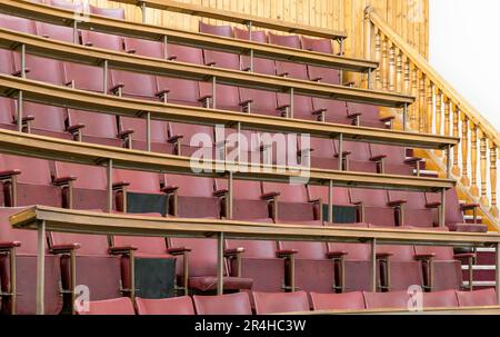 Abgestufte leere Reihen alter Klappsitze im Anatomy Lecture Theatre, Old Medical School, University of Edinburgh, Schottland, Großbritannien Stockfoto