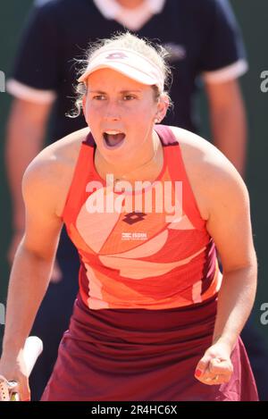 Paris, Frankreich. 28. Mai 2023. Die belgische Elise Mertens reagiert während eines ersten Frauenspiels zwischen den belgischen Mertens und der slowakischen Hruncakova auf dem Tennisturnier Roland Garros French Open, das Sonntag, den 28. Mai 2023 in Paris, Frankreich, stattfindet. BELGA FOTO BENOIT DOPPAGNE Kredit: Belga News Agency/Alamy Live News Stockfoto