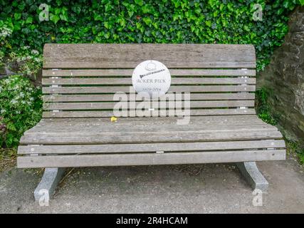 Bank, die sich der Erinnerung an den beliebten Jazzmusiker Acker Bilk im Dorf Pensford Somerset UK widmet Stockfoto