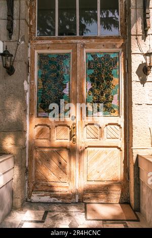 Antike Holztür mit wunderschöner Architektur. Stockfoto