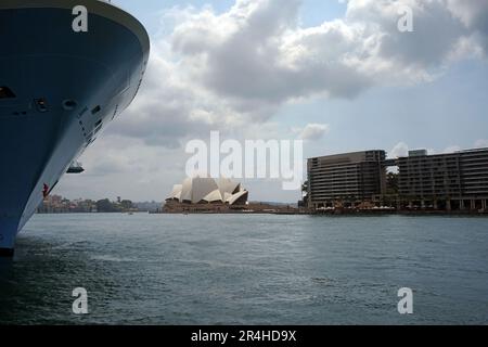 Sydney, NSW Australien - 16-12-2019: Sydney Opera House und Teil eines Kreuzfahrtschiffs im Hafen von Sydney. Stockfoto