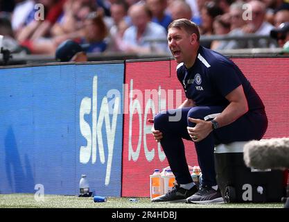 Dave Challinor, Manager von Stockport County, sitzt während des Sky Bet League Two Play-Off-Finales im Wembley Stadium in London auf einem Eiskübel an der Touchline. Foto: Sonntag, 28. Mai 2023. Stockfoto