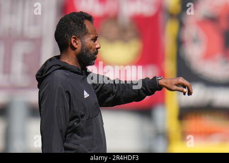 Kaiserslautern, Deutschland. 28. Mai 2023. Fußball: 2. Bundesliga, 1. FC Kaiserslautern - Fortuna Düsseldorf, Matchday 34, Fritz-Walter-Stadion. Düsseldorfer Trainer Daniel Thioune. Kredit: Thomas Frey/dpa - WICHTIGER HINWEIS: Gemäß den Anforderungen der DFL Deutsche Fußball Liga und des DFB Deutscher Fußball-Bund ist es verboten, im Stadion aufgenommene Fotos und/oder das Spiel in Form von Sequenzbildern und/oder videoähnlichen Fotoserien zu verwenden oder verwenden zu lassen./dpa/Alamy Live News Stockfoto