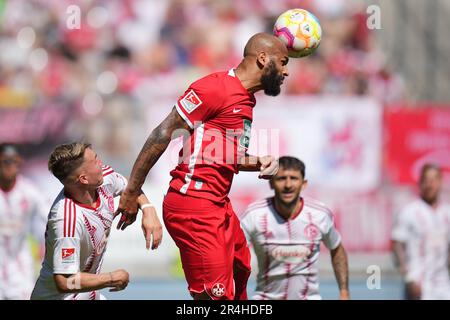 Kaiserslautern, Deutschland. 28. Mai 2023. Fußball: 2. Bundesliga, 1. FC Kaiserslautern - Fortuna Düsseldorf, Matchday 34, Fritz-Walter-Stadion. Kaiserslauterns Terrence Boyd mit Kopfzeile. Kredit: Thomas Frey/dpa - WICHTIGER HINWEIS: Gemäß den Anforderungen der DFL Deutsche Fußball Liga und des DFB Deutscher Fußball-Bund ist es verboten, im Stadion aufgenommene Fotos und/oder das Spiel in Form von Sequenzbildern und/oder videoähnlichen Fotoserien zu verwenden oder verwenden zu lassen./dpa/Alamy Live News Stockfoto
