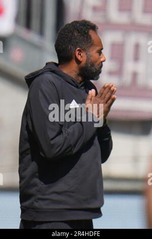 Kaiserslautern, Deutschland. 28. Mai 2023. Fußball: 2. Bundesliga, 1. FC Kaiserslautern - Fortuna Düsseldorf, Matchday 34, Fritz-Walter-Stadion. Düsseldorfer Trainer Daniel Thioune. Kredit: Thomas Frey/dpa - WICHTIGER HINWEIS: Gemäß den Anforderungen der DFL Deutsche Fußball Liga und des DFB Deutscher Fußball-Bund ist es verboten, im Stadion aufgenommene Fotos und/oder das Spiel in Form von Sequenzbildern und/oder videoähnlichen Fotoserien zu verwenden oder verwenden zu lassen./dpa/Alamy Live News Stockfoto