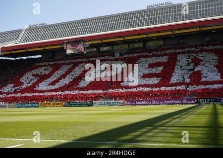 Kaiserslautern, Deutschland. 28. Mai 2023. Fußball: 2. Bundesliga, 1. FC Kaiserslautern - Fortuna Düsseldorf, Matchday 34, Fritz-Walter-Stadion. Kaiserslauterns Fan-Choreo. Kredit: Thomas Frey/dpa - WICHTIGER HINWEIS: Gemäß den Anforderungen der DFL Deutsche Fußball Liga und des DFB Deutscher Fußball-Bund ist es verboten, im Stadion aufgenommene Fotos und/oder das Spiel in Form von Sequenzbildern und/oder videoähnlichen Fotoserien zu verwenden oder verwenden zu lassen./dpa/Alamy Live News Stockfoto