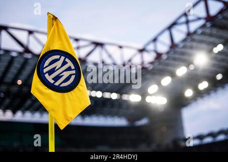 Mailand, Italien. 27. Mai 2023 Vor dem Fußballspiel der Serie A zwischen FC Internazionale und Atalanta BC ist eine Eckflagge mit dem Logo des FC Internazionale zu sehen. Kredit: Nicolò Campo/Alamy Live News Stockfoto