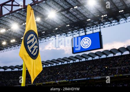 Mailand, Italien. 27. Mai 2023 Vor dem Fußballspiel der Serie A zwischen FC Internazionale und Atalanta BC ist eine Eckflagge mit dem Logo des FC Internazionale zu sehen. Kredit: Nicolò Campo/Alamy Live News Stockfoto