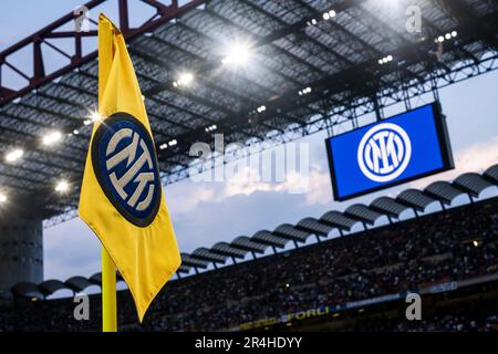 Mailand, Italien. 27. Mai 2023 Vor dem Fußballspiel der Serie A zwischen FC Internazionale und Atalanta BC ist eine Eckflagge mit dem Logo des FC Internazionale zu sehen. Kredit: Nicolò Campo/Alamy Live News Stockfoto