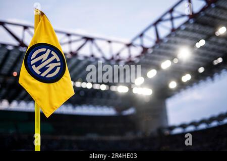 Mailand, Italien. 27. Mai 2023 Vor dem Fußballspiel der Serie A zwischen FC Internazionale und Atalanta BC ist eine Eckflagge mit dem Logo des FC Internazionale zu sehen. Kredit: Nicolò Campo/Alamy Live News Stockfoto