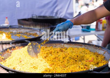 Greenwich London UK 27. Mai 2023 Wetter in Großbritannien. Große Menschenmassen in Cutty Sark London an einem sehr sonnigen und warmen Samstag und genießen eine kleine Hitzewelle im Frühsommer. Kredit: Xiu Bao/Alamy Live News Stockfoto