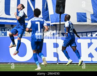 Magdeburg, Deutschland. 28. Mai 2023. Fußball, 2. Bundesliga, 1. FC Magdeburg - Arminia Bielefeld, Matchday 34, MDCC-Arena. Magdeburgs Baris Atik (l) feiert mit Amara Conde (r) nach seinem 2:0. Magdeburgs Herbert Bockhorn kommt hoch. Kredit: Hendrik Schmidt/dpa - WICHTIGER HINWEIS: Gemäß den Anforderungen der DFL Deutsche Fußball Liga und des DFB Deutscher Fußball-Bund ist es verboten, im Stadion aufgenommene Fotos und/oder das Spiel in Form von Sequenzbildern und/oder videoähnlichen Fotoserien zu verwenden oder verwenden zu lassen./dpa/Alamy Live News Stockfoto